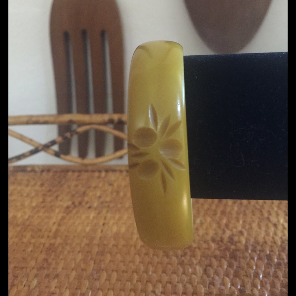 BAKELITE CARVED LEMONGRASS BRACELET